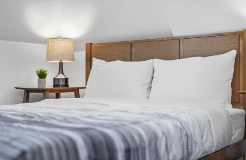 Dormont House | Dormont, Pittsburgh !C Modern & Unique Private Bedroom with Shared Bathroom