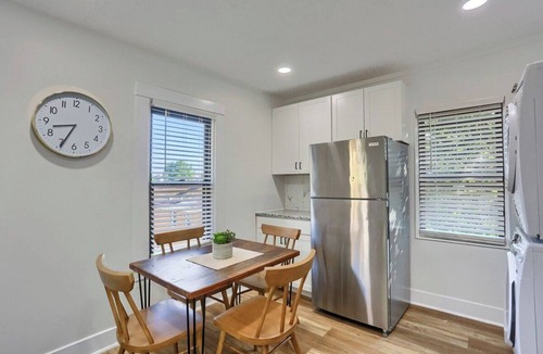 South Hills Apartment | Dormont, Potomac @3 Stylish and Cozy 2 Bedroom Private Apartment
