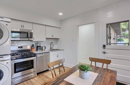 South Hills Apartment | Dormont, Potomac @3 Stylish and Cozy 2 Bedroom Private Apartment