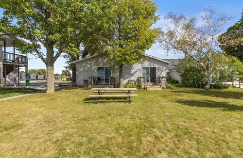 Lake City Apartment | Double Bed Suite with Full Kitchen