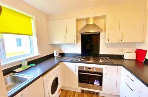 Longcroft House | Double bedroom in a brand new shared property, 3 miles away from airpo
