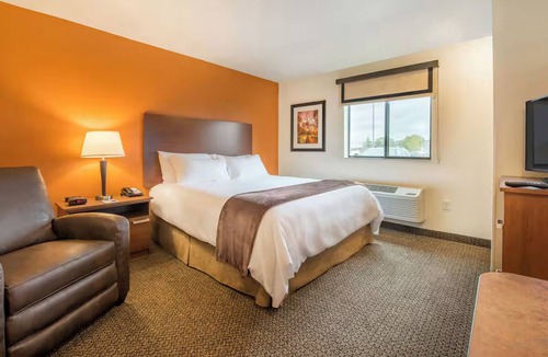 Grand Forks Hotel | Double Your Stay Fun – 2 Queen Bed + Recliner Suites Near Alerus, UND & Shops