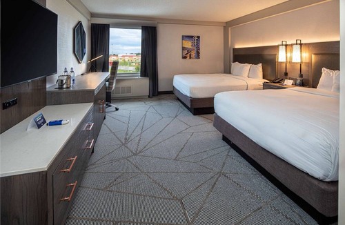 Moon Township Hotel | DoubleTree by Hilton Pittsburgh Airport