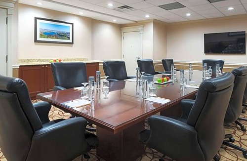 Sharonville Hotel | DoubleTree Suites by Hilton Cincinnati - Blue Ash