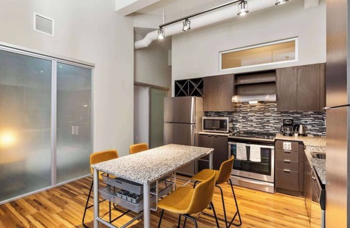 Downtown Cincinnati Apartment | Downtown 2 Bed w/Pool, Hot Tub, Gym