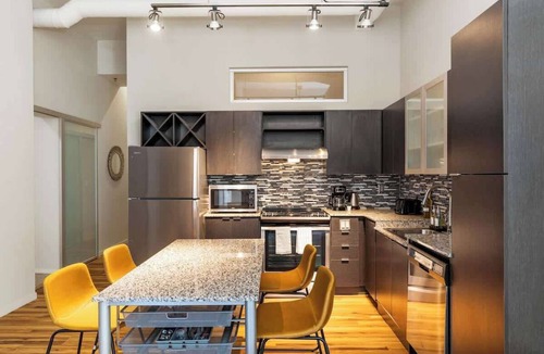 Downtown Cincinnati Apartment | Downtown 2 Bed w/Pool, Hot Tub, Gym