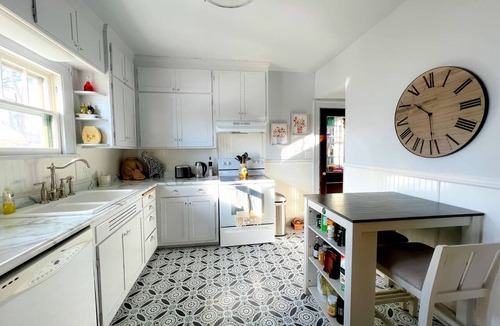 La Crosse House | Downtown Boho Home w/Office, Yoga Studio,King Bed