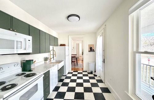 Brunswick Apartment | Downtown Brunswick 1st FL Sun Drenched With Porch