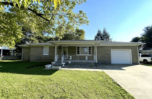 Elizabethtown House | Downtown Elizabethtown Mid-Century Charm Home