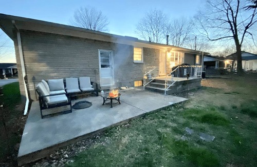 Elizabethtown House | Downtown Elizabethtown Mid-Century Charm Home