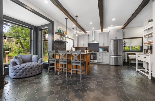 Bellaire House | Downtown Farmhouse┃ Large Yard w/Firepit ┃8-Min Drive to Golf┃Walk to Short's!