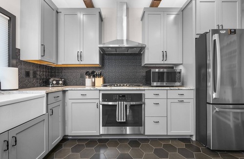 Bellaire House | Downtown Farmhouse┃ Large Yard w/Firepit ┃8-Min Drive to Golf┃Walk to Short's!