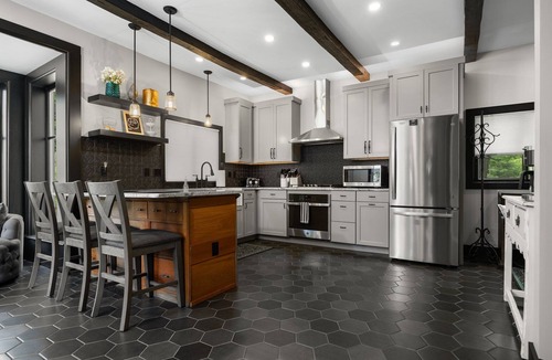Bellaire House | Downtown Farmhouse┃ Large Yard w/Firepit ┃8-Min Drive to Golf┃Walk to Short's!
