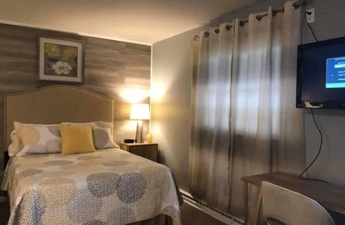 Houston Hotel | Downtown Fort Loramie Motel -Clean and comfortable with Ice cream shop on site