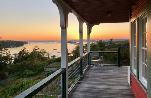 North Haven House | Downtown Hilltop Cottage - Breathtaking View