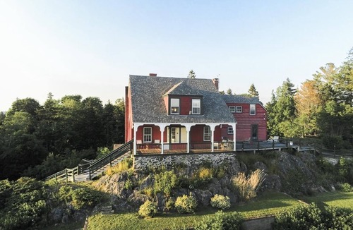 North Haven House | Downtown Hilltop Cottage - Breathtaking View