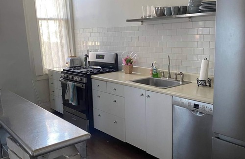 Manchester Apartment | Downtown Historic District Charm 2 Bdrm Home