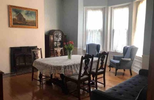 Manchester Apartment | Downtown Historic District Charm 2 Bdrm Home