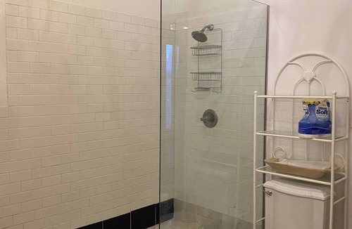 Manchester Apartment | Downtown Historic District Charm 2 Bdrm Home