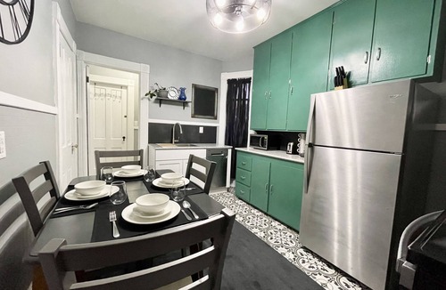 Sandusky Apartment | Downtown*Lake*Cedar Pt*Kalahari*Sports Force*2Kitchens*2Porches*Grill*Fire Pit