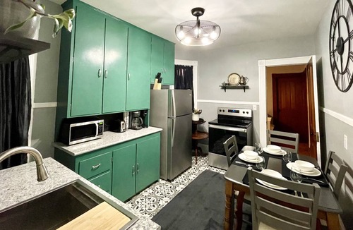 Sandusky Apartment | Downtown*Lake*Cedar Pt*Kalahari*Sports Force*2Kitchens*2Porches*Grill*Fire Pit