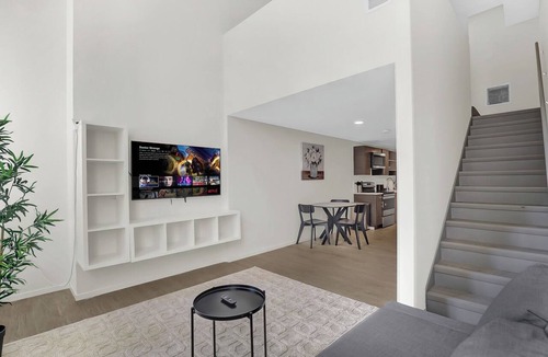 Downtown Cleveland Apartment | Downtown Loft Near Stadiums w/Gym. Pet-Friendly!
