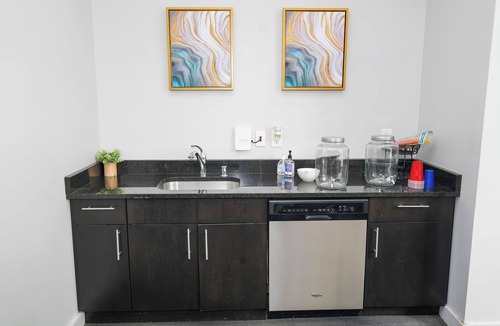 Westown Hotel | Downtown Milwaukee 3BR Balcony,5 min Public Market