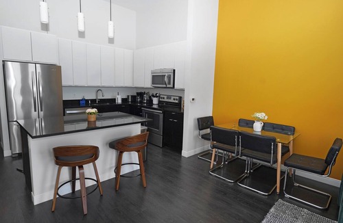 Westown Hotel | Downtown Milwaukee 3BR Balcony,5 min Public Market
