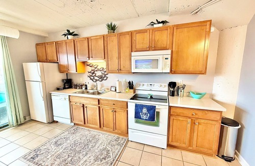 Sandusky Condo | Downtown Pool View By Cedar Point Sports Force