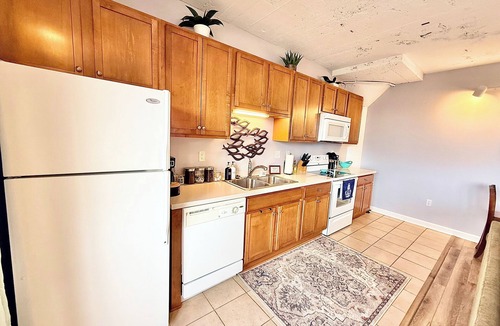 Sandusky Condo | Downtown Pool View By Cedar Point Sports Force