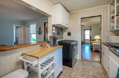Russells Point Cottage | Downtown Russells Point Cottage Near Indian Lake!