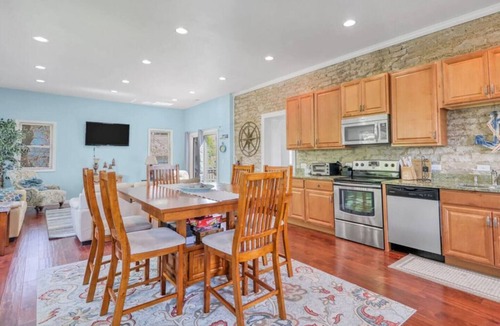 Kelleys Island House | Downtown Unique House w/2 Apartments-5bdrms/4bths