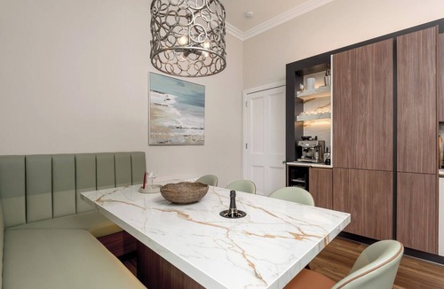 Old Town Apartment | Dramatic view of Edinburgh Castle, Luxury 5 star in the City Centre, Princes Street Gardens