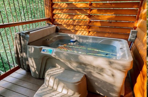Millersburg Cabin | Dream Treehouse Getaway with Hot Tub