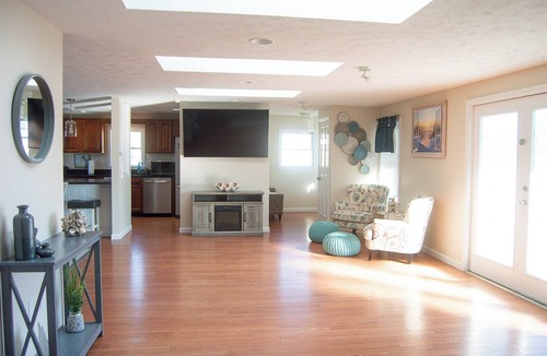 Old Orchard Beach Condo | DriftwoodHouse @ Ocean Landing Condominiums 1 minute walk to the beach Sleeps 8