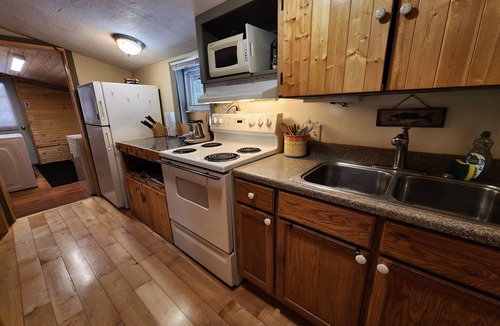 Drummond Cabin | Drummond Island Hotel & Vacation Homes - Heardy's Yada Yada