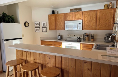 Drummond Cabin | Drummond Island Hotel & Vacation Homes - Pond Cabin 8