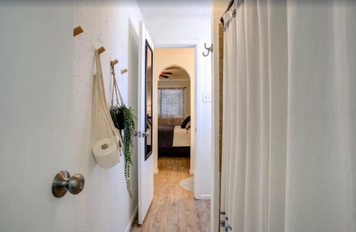 Lubbock House | DT 15mins Sleeps 20 Hot Tub Pets OK,4 TV