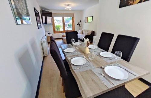 Glenisla House | Dundee Beach Villa with Free Parking