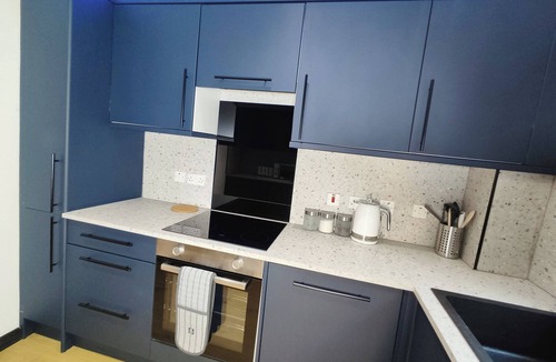 Glenisla House | Dundee Beach Villa, with Parking, 70' Smart Tv, Historic Cox Tower of Dundee