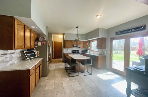 Oshkosh House | EAA-2 miles from grounds. Spacious 4-bedroom house in pleasant Oshkosh