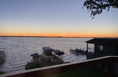 Butte Des Morts House | EAA Lakefront Paradise- JUST RELISTED DUE TO EMERGENCY CANCELLATION BY RENTERS