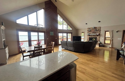 Butte Des Morts House | EAA Lakefront Paradise- JUST RELISTED DUE TO EMERGENCY CANCELLATION BY RENTERS