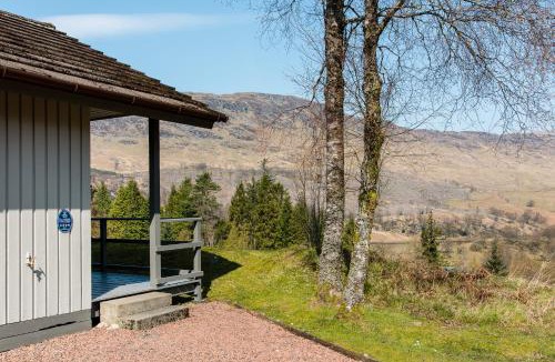 Crianlarich Ski Chalet | Eagle Lodge with stunning loch and mountain view