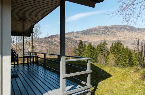 Crianlarich Ski Chalet | Eagle Lodge with stunning loch and mountain view