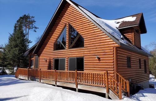 Land O Lakes Ski Chalet | Eagle's Nest luxury lakefront chalet all season lodge. Allows pets!