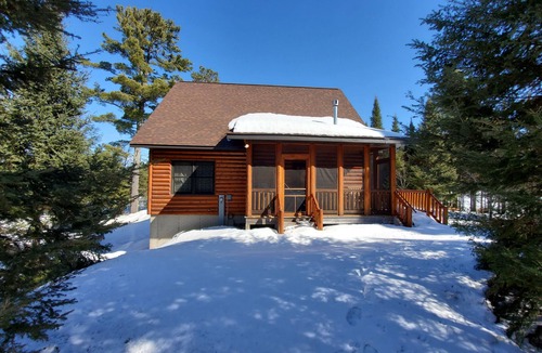 Land O Lakes Ski Chalet | Eagle's Nest luxury lakefront chalet all season lodge. Allows pets!