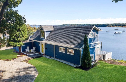 East Greenwich House | East Greenwich Waterfront Gem: Renovated w/ Kayaks