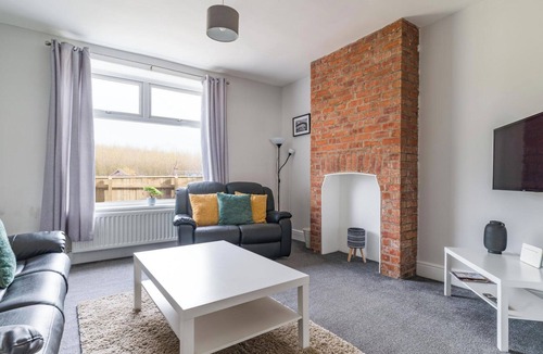 Choppington House | East House-Sleeps 5-Pet friendly-Garden-Parking