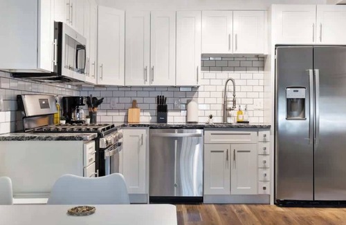 East Liberty Apartment | East Liberty 2BR, Walkable, Parking